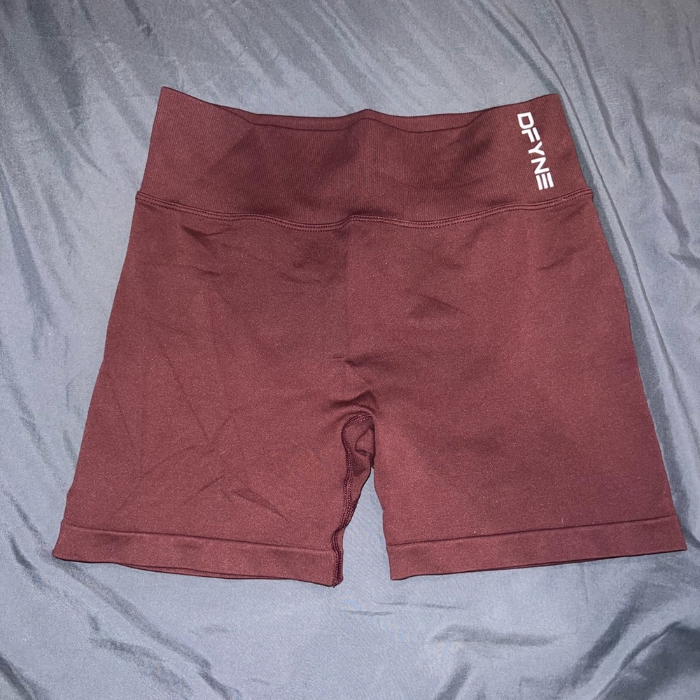 DFYNE Dynamic short in Maroon